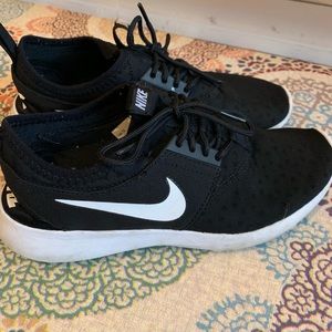 Nike Tennis Shoes